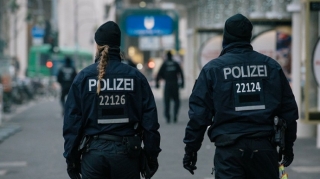 Almaniyada silahlı şəxs avtobusdakı sərnişinləri girov götürüb