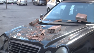 Abşeronda yeni tikilidən avtomobilin üzərinə kərpiclər düşdü - VİDEO