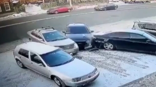 Parklanma məkanı üstündə maşınları savaşdıran sürücülər  - VİDEO