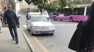 Bakıda dayanacağı zəbt edən taksi sürücüsü - 99 BL 335   - VİDEO