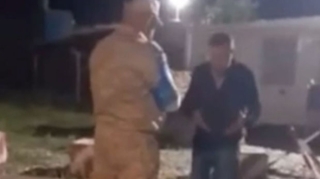 Erməni sakinin sülhməramlıdan absurd və sarsaq istəyi onu gülməli vəziyyətə saldı - VİDEO 