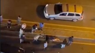 Binəqədidə avtomobil yolu keçən qadını vurdu   - VİDEO - YENİLƏNİB