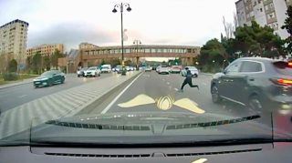 В Баку подросток выбежал на дорогу и чуть не попал под автомобиль - ВИДЕО 