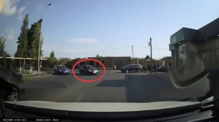 Ötmə qaydasına əməl etməyən sürücü qarşıdan gələn maşınla üz-üzə toqquşdu - VİDEO