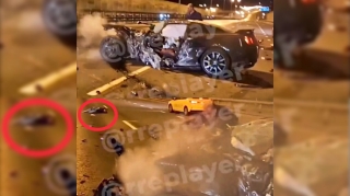 Qəza törədən sürücü asfalta düşdü, avtomobili əzik-əzik oldu  - VİDEO