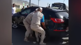 Sülhməramlılar yolu bağlayan erməni maşınına güc tətbiq etdi - VİDEO 