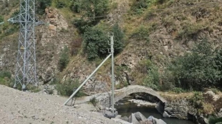 Kəlbəcərdə işıq dirəyini tarixi abidənin “qulağına tikiblər” 