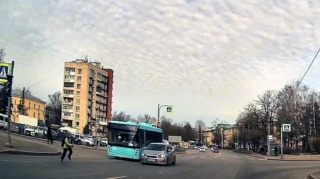 Avtobusa tələsən məktəblini maşın vurdu,  vəziyyəti ağırdı - VİDEO 