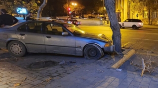 Yasamalda maşın prospektdəki ağacları aşırdı  - FOTO