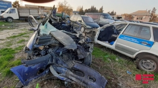 Sumqayıtda minik maşını yük avtomobilnə çırpıldı, ölən var - FOTO 