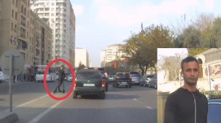 Qulaqcıqla əks yola çıxan skuter sürücüsü özünü maşının önünə atdı - VİDEO