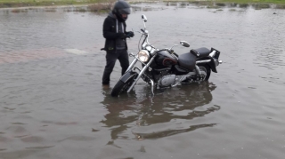 Motosiklet su kanalına düşdü - Sürücü xəsarət aldı 