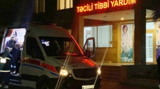 Bakıda avtomobil gənc qızın ayaqlarını sındırıb