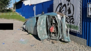 Yoldan çıxan “Reno” havada uçaraq divara çırpıldı;  1 ölü, 3 yaralı – ANBAAN VİDEO 