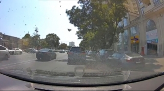 Bakıda sürücü hərəkət edən zaman başına daş düşdü - ANBAAN VİDEO 