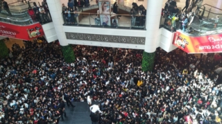 Bakıda ticarət mərkəzində izdiham - VİDEO 