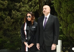 İlham Əliyev və Mehriban Əliyeva Şəhidlər xiyabanında - VİDEO 