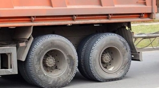 Sabirabadda sürücü “Kamaz”ı arxaya verərkən həyat yoldaşını vurdu