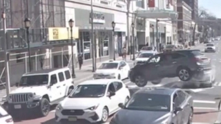 “Mercedes” havada uçaraq restorana çırpıldı – Sürücünün 80 yaşı var - VİDEO 