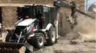 Gəncədə qanunsuz tikili söküldü - VİDEO