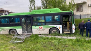 Sürücüsüz avtobus piyadaları vurdu, ölən və yaralananlar var 