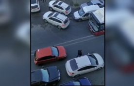 Yasamalda nəzarətsiz qalan sürücülər yolu parka çevirib  - VİDEO