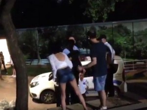 Qız şort geydiyi üçün parka buraxılmadı: "Polis maşınının üstündə soyunaram" – VİDEO