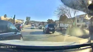 Telefonu əlindən yerə qoymayan qadın sürücü az qala qəza törədəcəkdi   - VİDEO