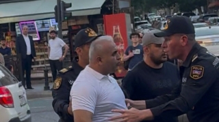 “Zebra” olmayan yerdə yolu keçən şəxsi maşın vurdu; qalxıb sürücüyə hücum etdi - VİDEO 