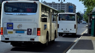 Azərbaycanda müəllimlər avtobusda saçyolduya çıxdılar  