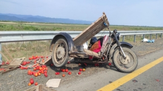 Ağsuda avtomobillə yük motosikleti toqquşdu, xəsarət alan var 