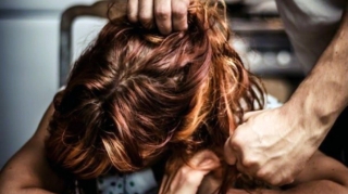 Xaçmazda evə sərxoş gələn qayınata gəlinini döydü 