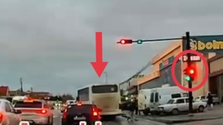 В Баку водитель автобуса проехал на красный свет и чуть не сбил женщину - ВИДЕО 
