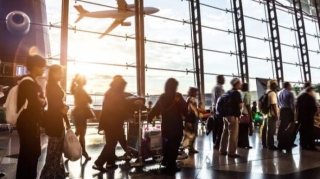 Aeroportda sərnişinlər arasında kütləvi dava  - VİDEO