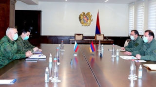 Министр обороны Армении перед генералом Рустамом Мурадовым