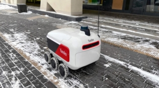 Moskvada robot-kuryer qəza törədərək hadisə yerindən qaçdı - VİDEO 