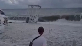 Soçi çimərliyində güclü dalğa qarşısına çıxan hər şeyi dağıtdı   - VİDEO