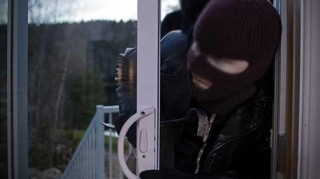 Sumqayıtda evdən 8 min dollar oğurlandı 