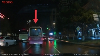 Avtobus sürücüsü düzünə gedənlərin yolunu kəsərək hərəkətə mane oldu - VİDEO