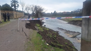Astarada torpaq sürüşməsi oldu: Yol iki hissəyə bölündü  - FOTO 