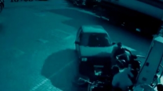 Əyləci qazla səhv saldı, maşını altı nəfərin üstünə sürdü - ANBAAN VİDEO 