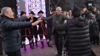 Rəsmilər Cıdır düzündə belə rəqs etdi   - FOTO