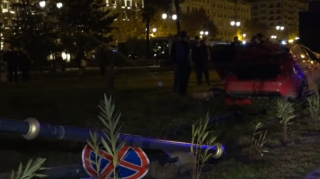 Bakıda idarəetmədən çıxan avtomobil Qış parkına girdi - VİDEO