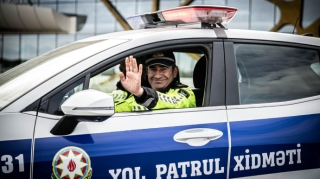 Macar naziri Azərbaycanda yol polisinin fotosunu paylaşdı  - FOTO