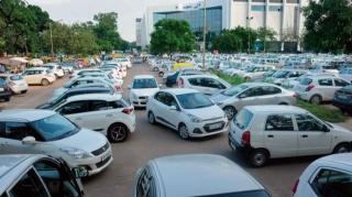 Uşaqları dərsdən götürməyə getmişdilər, parkinqə görə dava düşdü - VİDEO  