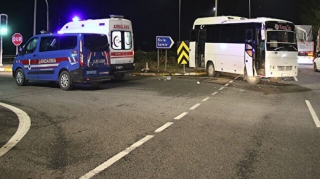 Türkiyədə avtobusla yük maşını toqquşub, 20 nəfər xəsarət alıb 