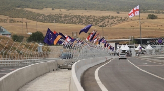 Gürcüstan Ermənistanla sərhəd yolunu bağladı 