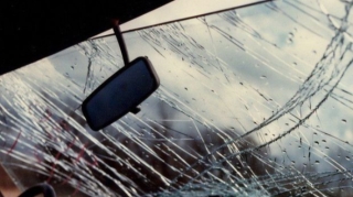 Biləsuvarda avtomobil elektrik dirəyinə çırpıldı: xəsarət alan var 