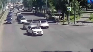18 yaşlı gənc sürücü "Mercedes"lə yolu keçən məktəblini vurdu - VİDEO 
