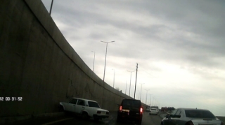 Bakı Dairəvi yolunda maşın beton maneəyə çırpıldı - VİDEO 